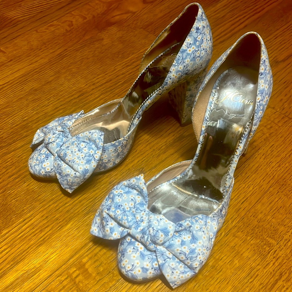 Block heels with an adorable bow 💕 Blue with daisy flowers worn once